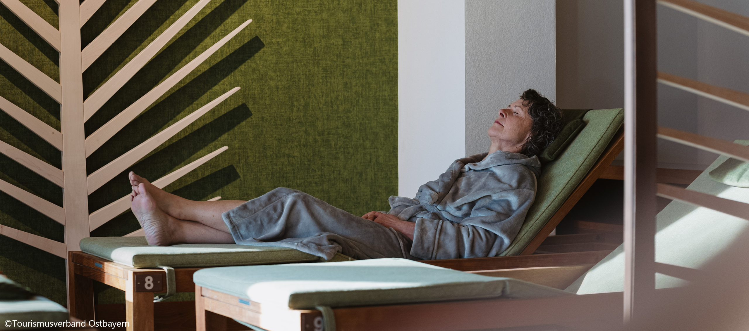 Person auf Liege im Waldruheraum der Rottal Terme